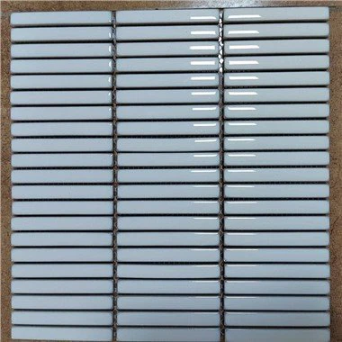 Hvide rektangulære mosaikfliser